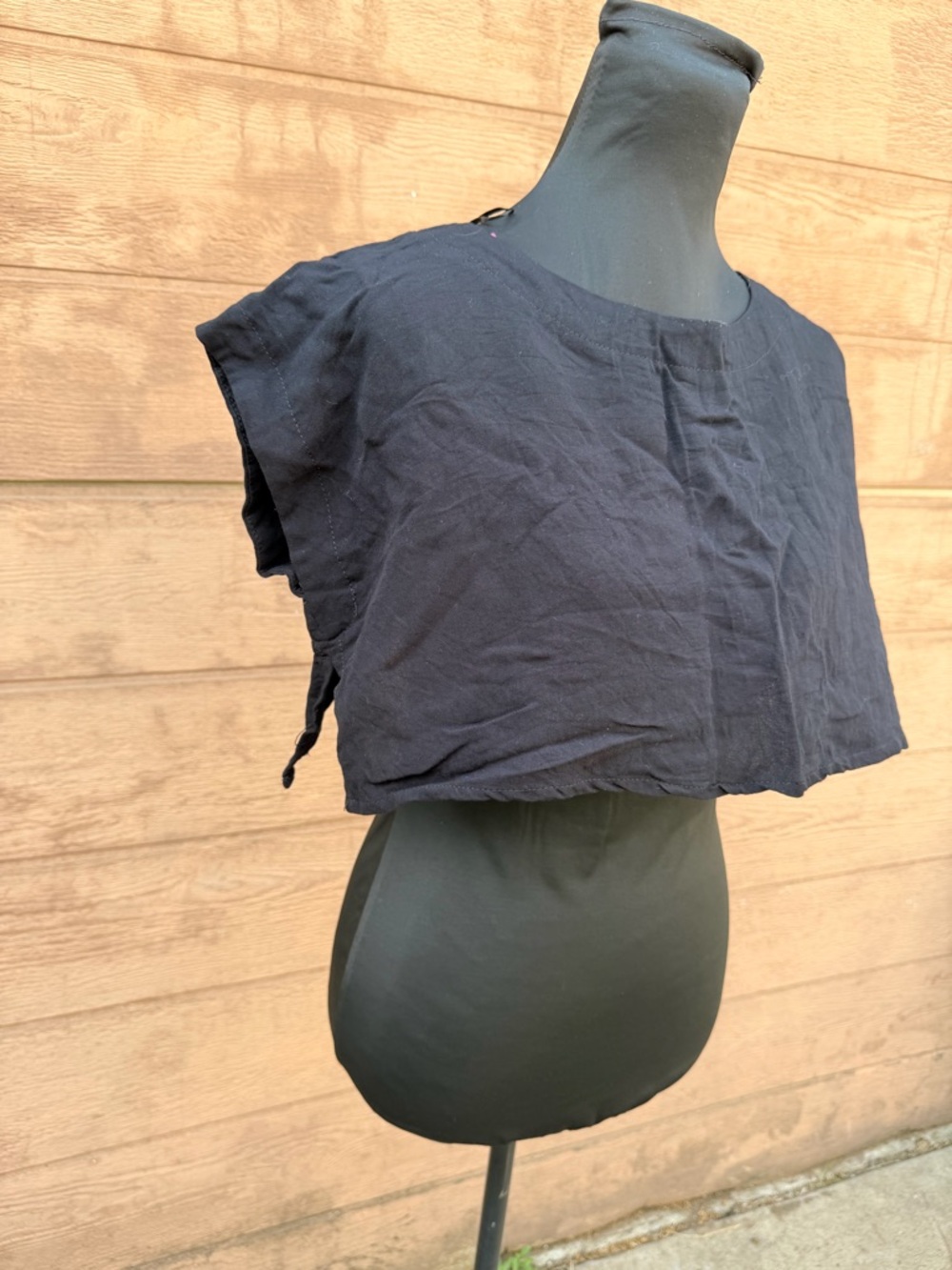 MABLE Black Cropped Cap-Sleeve Women's Top